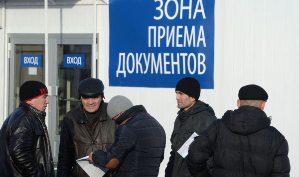 Посетители многофункционального миграционного центра в Москве
