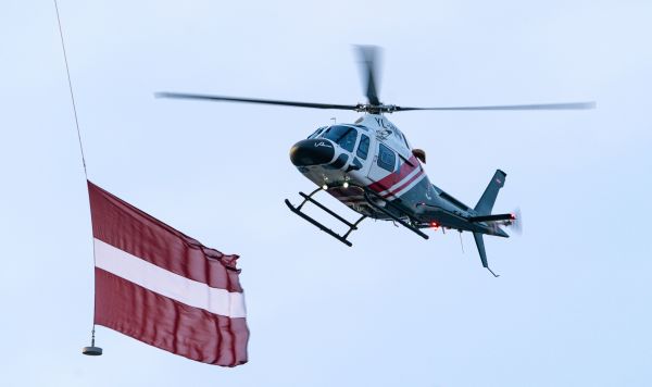 Вертолет и флаг Латвии