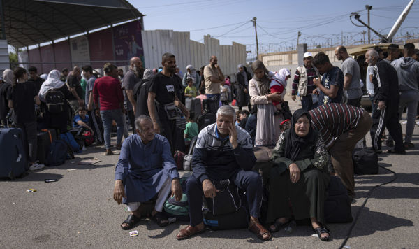 Палестинцы на пограничном переходе Рафах в Секторе Газа, 16 октября 2023 года