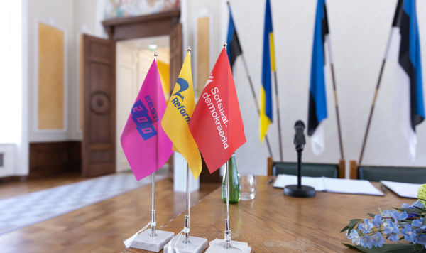 Флаги Партия реформ, Партия Eesti 200 и Социал-демократическая партия