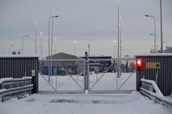 Закрытые ворота на международной пограничной станции Раджа-Йосеппи, Финляндия, 24 ноября 2023 