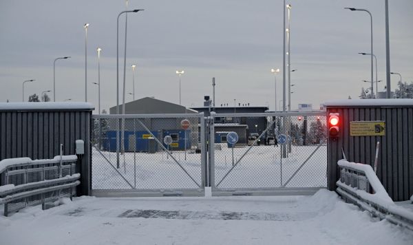 Закрытые ворота на международной пограничной станции Раджа-Йосеппи, Финляндия, 24 ноября 2023 
