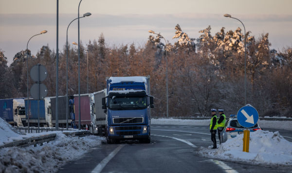 Грузовики блокируют доступ к пограничному переходу Польша-Украина в Хребенне, Польша, 4 декабря 2023 года