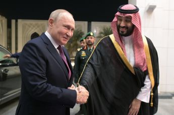 Президент РФ Владимир Путин и наследный принц, председатель Совета министров Саудовской Аравии Мухаммед бен Сальман Аль Сауд (справа) во время встречи в Эр-Рияд, 6 декабря 2023