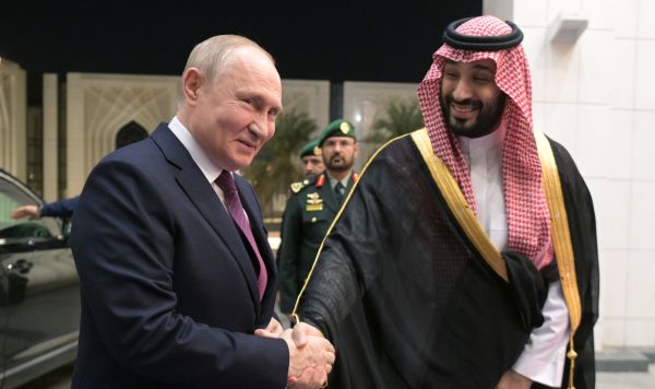Президент РФ Владимир Путин и наследный принц, председатель Совета министров Саудовской Аравии Мухаммед бен Сальман Аль Сауд (справа) во время встречи в Эр-Рияд, 6 декабря 2023