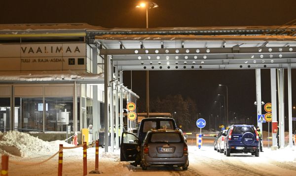 Автомобили стоят в очереди на пограничном пункте Ваалимаа между Финляндией и Россией в Виролахти, Финляндия, 13 декабря 2023 года
