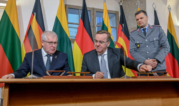 Министр национальной обороны Арвидас Анушаускас и министр обороны Германии Борис Писториус на встрече в Вильнюсе, 18 декабря 2023