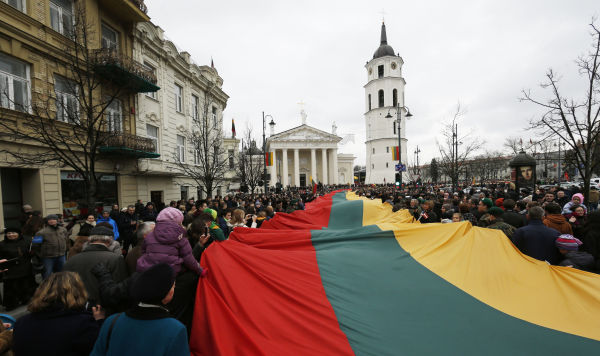 Люди несут гигантский литовский флаг во время празднования Дня независимости Литвы в Вильнюсе, 11 марта 2015