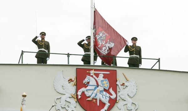 Церемония поднятия флага во время инаугурации президента Литвы