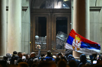 Акция протеста на площади перед зданием Скупщины в Белграде, Сербия, 25 декабря 