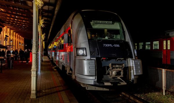 Первый поезд обновленного прямого маршрута Вильнюс - Рига компании железнодорожного пассажирского транспорта LTG Link
