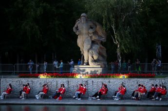 Участники церемонии посвящения "Движения Первых" в "Хранители истории" в рамках 81-й годовщины начала Сталинградской битвы на Мамаевом кургане в Волгограде.