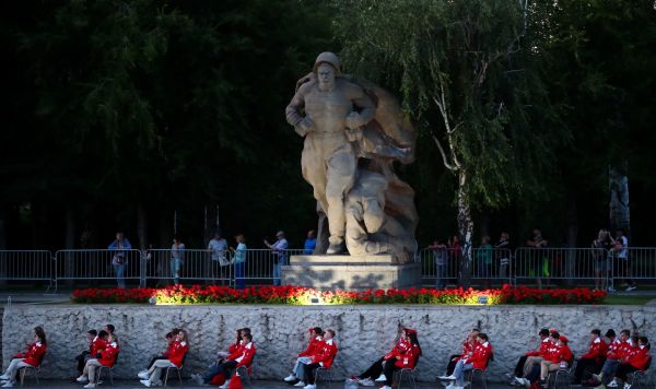 Участники церемонии посвящения "Движения Первых" в "Хранители истории" в рамках 81-й годовщины начала Сталинградской битвы на Мамаевом кургане в Волгограде.
