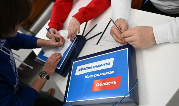 В предвыборный штаб Владимира Путина привезли подписи в поддержку кандидата из регионов РФ
