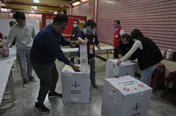 Избирательный участок во время президентских выборов в Нью-Тайбэе, Тайвань, 13 января 2024 года
