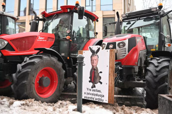Литовские фермеры на тракторах и тяжелой технике в центре Вильнюса, Литва, 23 января 2024
