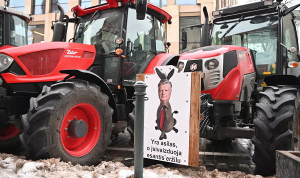 Литовские фермеры на тракторах и тяжелой технике в центре Вильнюса, Литва, 23 января 2024