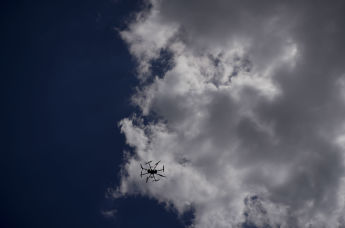 Беспилотный летательный аппарат в небе над Киевом, Украина, 8 июня 2022 год