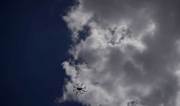 Беспилотный летательный аппарат в небе над Киевом, Украина, 8 июня 2022 год