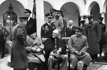 Премьер-министр Великобритании Уинстон Черчилль, президент США Франклин Делано Рузвельт и маршал СССР Иосиф Сталин на Ялтинской конференции, 4 февраля 1945