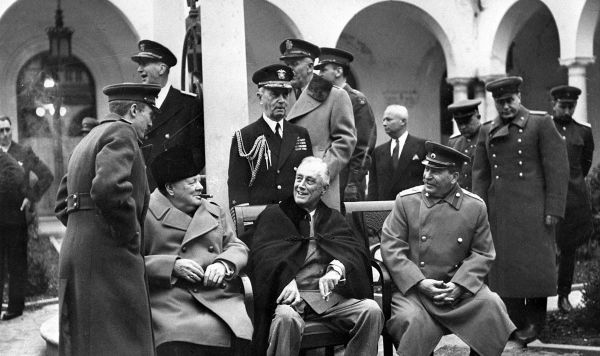 Премьер-министр Великобритании Уинстон Черчилль, президент США Франклин Делано Рузвельт и маршал СССР Иосиф Сталин на Ялтинской конференции, 4 февраля 1945