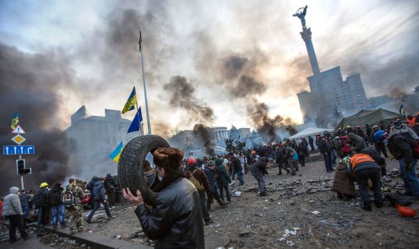 Сторонники оппозиции на площади Независимости в Киеве, где начались столкновения митингующих и сотрудников правоохранительных органов,  19 февраля 2014