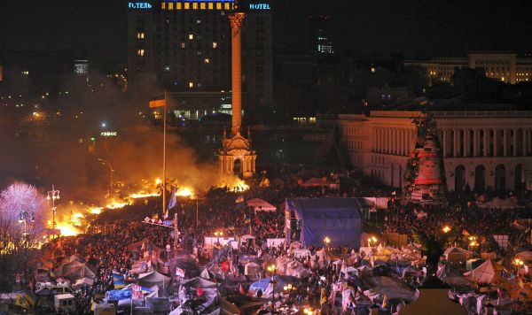 Палаточный лагерь сторонников евроинтеграции на площади Независимости в Киеве, где начались столкновения оппозиции и сотрудников милиции, Киев, 18 февраля 2014