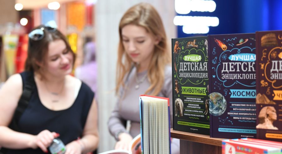 Девушки выбирают книги в магазине