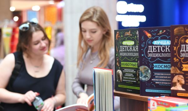 Девушки выбирают книги в магазине