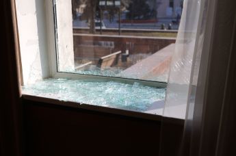 Разбитое окно в здании мэрии Белгорода в результате атаки украинского беспилотника. 