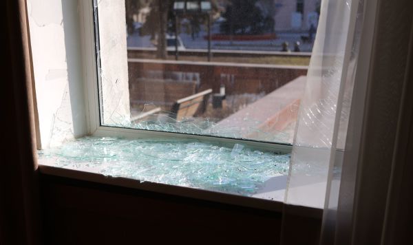 Разбитое окно в здании мэрии Белгорода в результате атаки украинского беспилотника. 