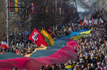 Люди растянули флаг Украины и Литвы во время празднования Дня независимости в Вильнюсе, 11 марта 2024
