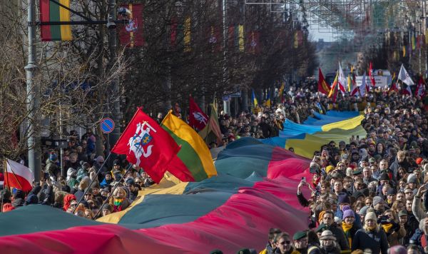 Люди растянули флаг Украины и Литвы во время празднования Дня независимости в Вильнюсе, 11 марта 2024