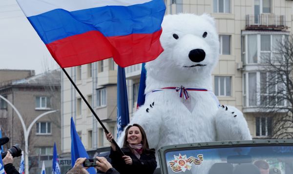 Автопробег в Луганске в честь победы Владимира Путина на выборах