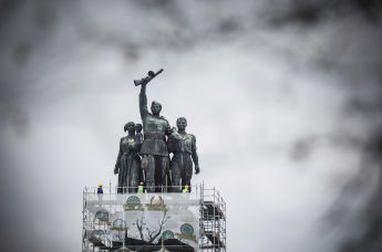 Снос памятника Советской армии в Софии, Болгария,12 декабря 2023