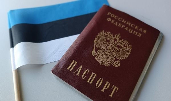 Паспорт гражданина РФ и флаг эстонии