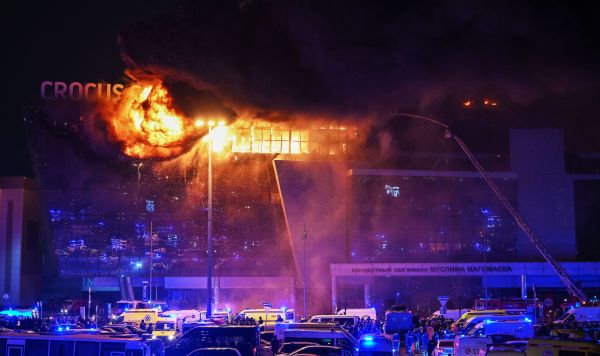 Пожарные тушат горящую крышу концертного зала "Крокус Сити Холл"