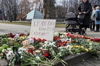 Стихийный мемориал памяти жертв теракта в Крокус Сити Холле у посольства России в Риге, Латвия, 23 марта 2024