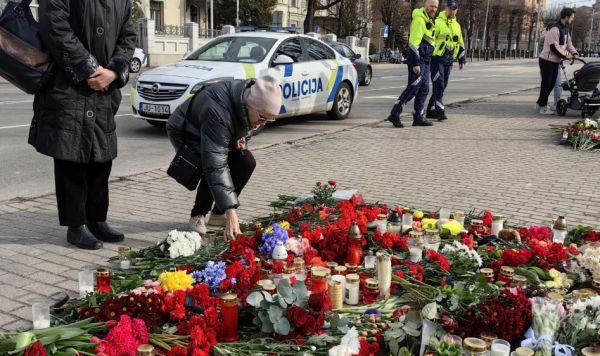 Стихийный мемориал памяти жертв теракта в Крокус Сити Холле у посольства России в Риге, Латвия, 23 марта 2024