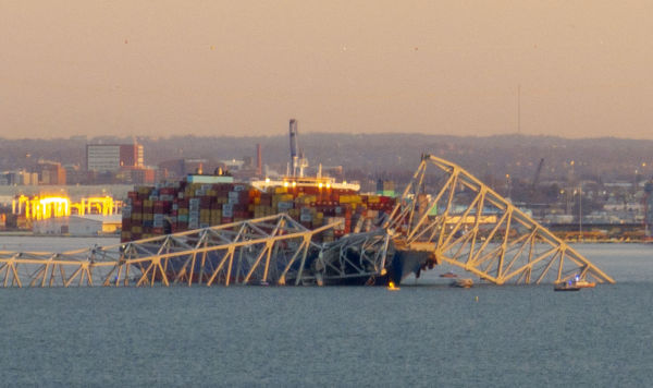 Поврежденный мост и грузовое судно в Балтиморе, штат Мэриленд, США, 26 марта 2024 года
