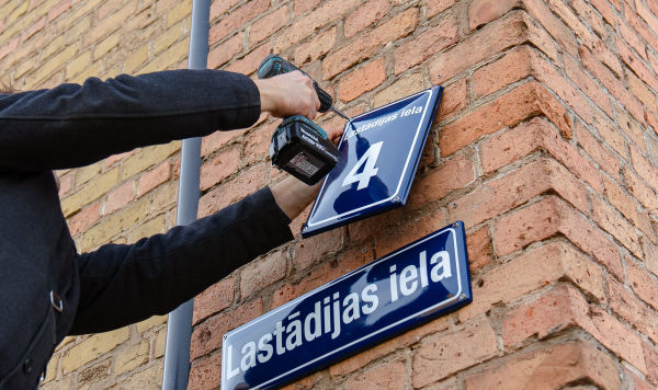 Смена указателя улицы Маскавас (Московская)  на Латгалес (Латгальская) в Риге, Латвия, 27 марта 2024