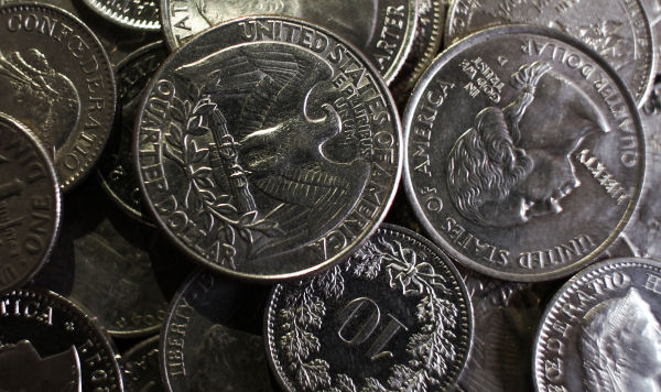 Монеты США достоинством в 10 и 25 центов.