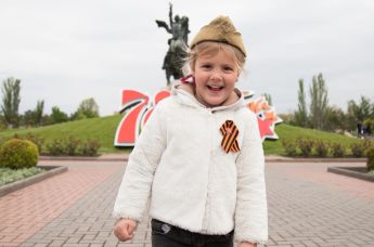 Девочка у памятника А. В. Суворову в Тирасполе на праздновании 78-й годовщины Победы в Великой Отечественной войне