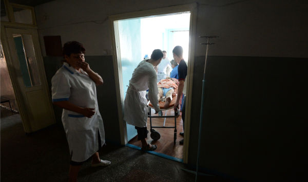 Врачи городской больницы везут в операционную жителя Горловки, раненного во время артиллерийского обстрела города украинской армией.