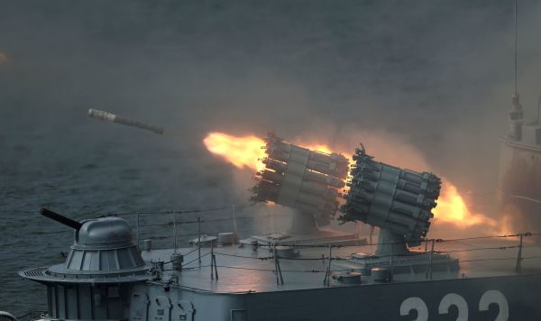 Показательные стрельбы с малого противолодочного корабля "Кабардино-Балкария" во время парада, посвященного Дню Военно-морского флота в России.