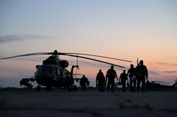 Группа военнослужащих ВС РФ возвращается с боевого вылета в зоне СВО. Архивное фото