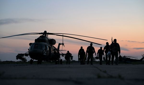 Группа военнослужащих ВС РФ возвращается с боевого вылета в зоне СВО. Архивное фото