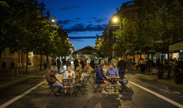 Летние кафе на проспекте Гедиминаса в Вильнюсе, Литва