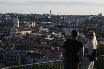 Люди наслаждаются видом на город в Вильнюсе, Литва