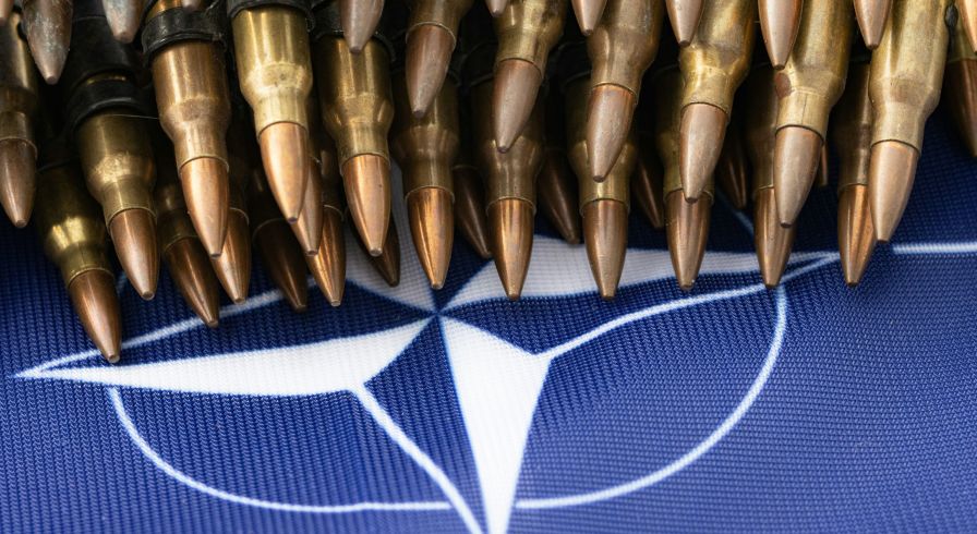 Флаг НАТО и патроны